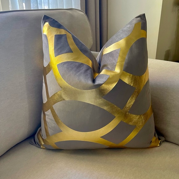 Luxury grey and gold foil pillow. Size 22x 22 inches - Picture 6 of 12